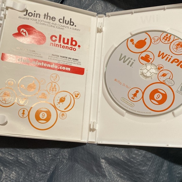 Wii play game . Includes 9 different games . - Picture 3 of 3